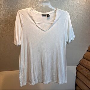 TAHARI Linen Blend White V-Neck top. Short sleeves w/9” side slits. Seam on back